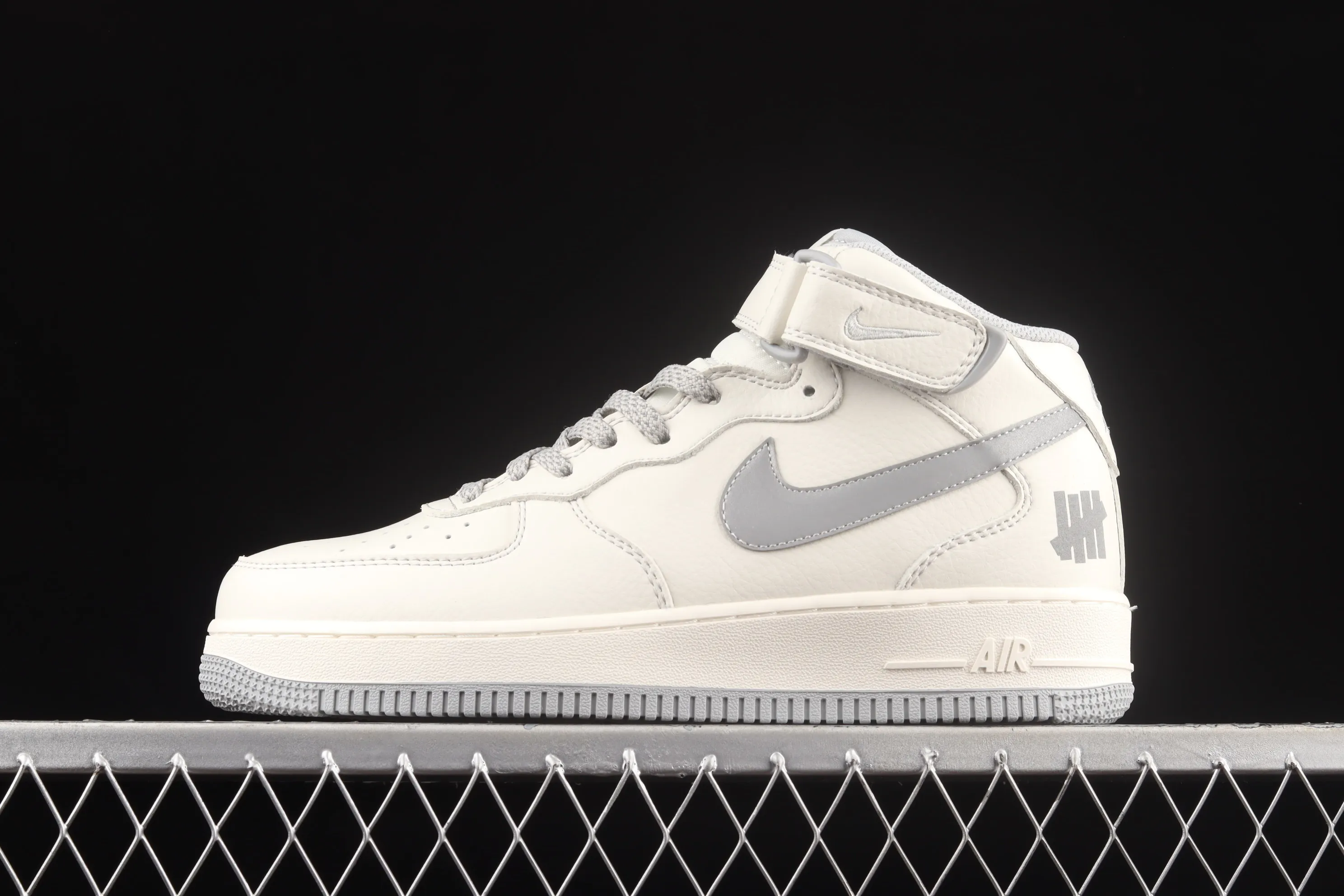 All categories Nk Air Force 1 Air Force series Nk Air Force 1 Mid Air Force mid-top Undefeated x Nk Air Force 1'07 Mid SU19 Silver Daredevil Air Force 1 3M reflective mid-top casual sneakers AO6617-306